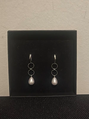 Silverörhängen  - Ett par silverörhängen som även finns att köpa enskilt så kolla mina andra annonser! Det är rostfritt stål.