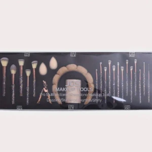 Makeupborstset med glitterhandtag - Ett komplett sminkborstset från JOS med flera borstar och svampar. Handtagen är dekorerade med glitter och borstarna har ljusa borst. Perfekt för att skapa olika sminklooker och detaljerade resultat. Innehåller även pincett och borstrengörare.