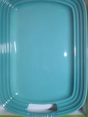 Turkos ugnsform från Le Creuset - Säljer en rektangulär ugnsform i keramik från Le Creuset i en snygg turkos färg. Formen har praktiska handtag och klassisk design med Le Creuset-logga på locket. Perfekt för matlagning och servering.