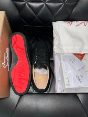 Svarta Louboutin sneakers - Säljer just nu dessa feta loubs, dustbag box kvitto m.m medföljer. De är oanvända i strl 45. Vid frågor är det bara att skriva!