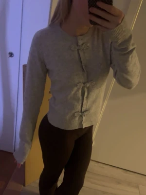 stickad kofta - superfin stickad kofta med rosetter & knappar!