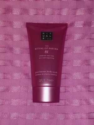 Ny Rituals body scrub ’The Ritual of Sakura’  - Oöppnad body scrub från Rituals från serien The Ritual of Sakura, med doft av bambu och körsbärsblom. 70 ml.