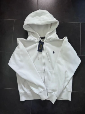 Polo Ralph Lauren hoodie - Vit hoodie från Polo Ralph Lauren. Storlek XS men kan även passa S. Nypris 1800-2000.