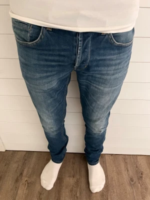 Dondup George jeans  - Hej! Säljer ett par dondup George! Storlek 32, skick 9/10, med ett par rikigt feta feta slitningar