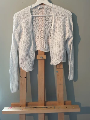 Vit virkad kofta från ONLY - En vit, gullig kofta från ONLY i virkad design. Koftan har öppen front och ett luftigt, mönstrat stickat material som ger en avslappnad och trendig look. Super skön att ha över ett linne under en sommarkväll💕☀️