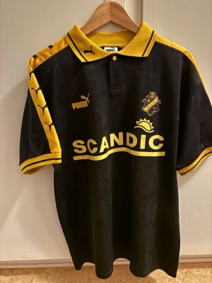 AIK matchtröja 95/96 - AIK fotboll matchtröja från säsongen 1995-1996. Tröjan är i storlek XL  Helt oanvänd Tröjan har spikhål längst ärmarna och kragen