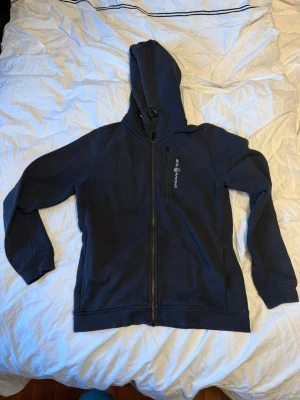 Mörkblå hoodie från Sail Racing - Hoodie med dragkedja från Sail Racing. 