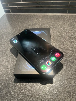 Svart iPhone 12 med originalkartong - Funkar bra 