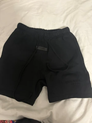 Svarta essentials shorts - Pris kan diskuteras