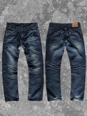 Jeans med skön wash - Unika och väldigt snygga, perfekta nu under våren! Mått: A:41 B:77 C:24 D:21 E:19 (cm) Skriv vid fundering 😊✌️