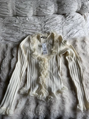 Gullig topp från ginatricot  - Super gullig topp från ginatricot, helt ny med lappen kvar🥰