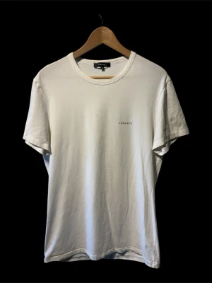 Versace T-shirt - Jag säljer min Versace T-shirt för jag fick den av min pappa helt ny men den är lite för stor på mig så har ingen användning av den.
