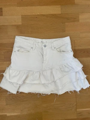 Kjol med volanger  - Kjol med volanger den fina tricot, använd några enstaka gånger och i bra skick. Pris kan sänkas så föreslå priser 