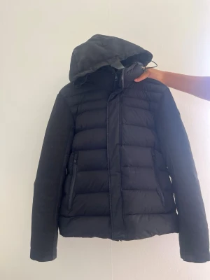 Svart pufferjacka med huva - Säljer moncler jacka. Väldigt bra skick. Lite slitage på ena ärmen bara