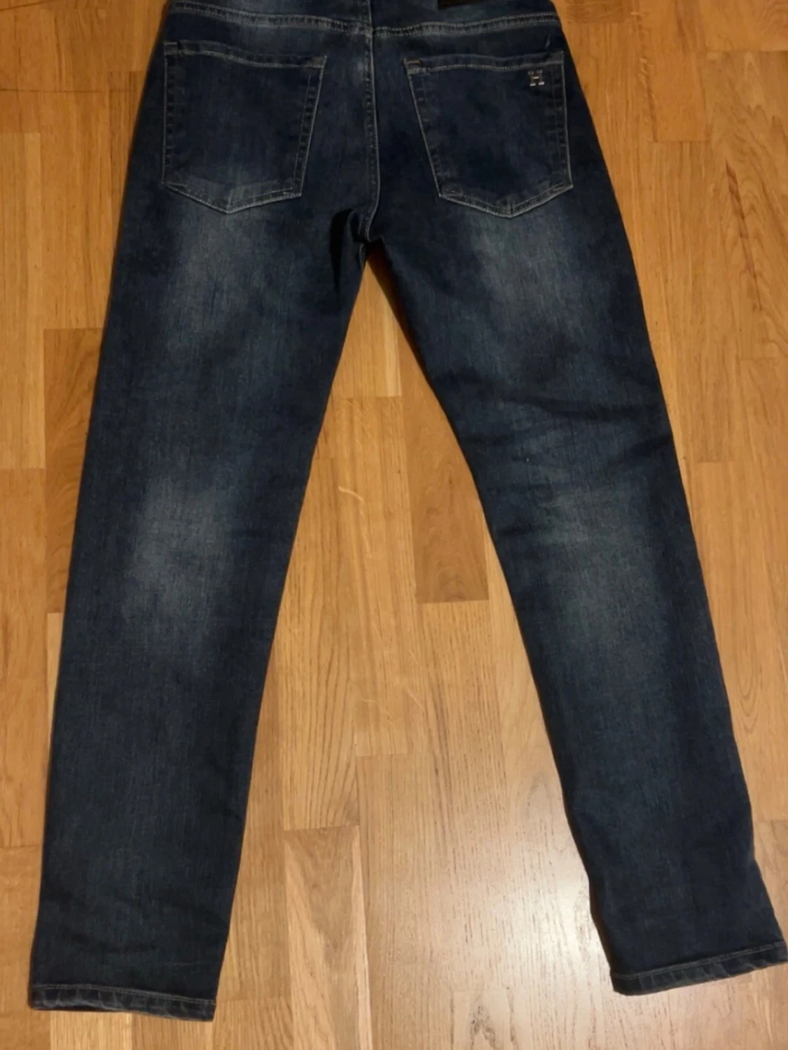Mörk blåa jeans