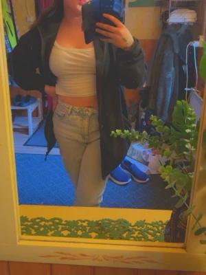 Ljusblå jeans med hög midja och raka ben  - Säljer ett par snygga ljusblåa jeans med hög midja och raka ben. Dom är i storlek medium och är från Vero-Moda. Säljes pga att dom inte används nåmer🤩☺️