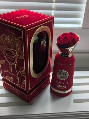 Rosella parfym från Anfar - Ny från Makeup.se, endast testad. Luktar som en realistisk ros 🌹🍃🍃 Lyxig parfymflaska från Anfar, modell Rosella. Flaskan är klädd i röd sammet med gulddetaljer och har en unik kork formad som en ros. Kommer i matchande röd och guld ask med elegant blommönster. Perfekt för dig som gillar exklusiva dofter och snygg design.