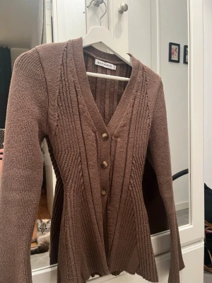 Adoore Lugo cardigan  - Adoore Lugo cardigan i färgen taupe, storlek 34. Passar mig som vanligtvis är en 36. Knappt använd, fint skick 