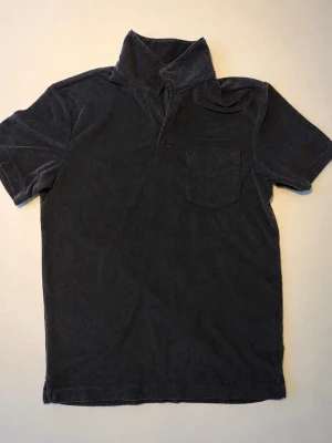Marinblå Polo H&M - Mörkblå polo från H&M. Öppen krage utan knappar, bröstficka, kort ärm. Klassisk, enkel modell.  Skick: Mycket bra   Storlek: S  Öppen för bud/prisförslag 😊   Skickas snabbt! 📦