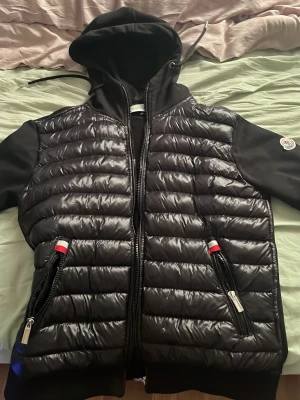 Svart pufferjacka med huva - Moncler cardigan ”INTE ÄKTA” hänger bara o vill få bort