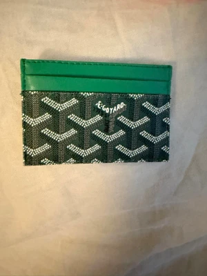 Grön kortfodral - Snyggt kortfodral grönt med klassiskt mönster och vita detaljer. Fodralet har flera kortfack och är gjort i ett tåligt material med lyxig känsla. Perfekt för att hålla koll på dina kort med stil.