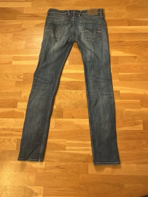 Replay anbass - Snygga blå slim fit jeans med lätt slitna detaljer och klassisk femficksdesign. Materialet är denim med en skön känsla och passform.