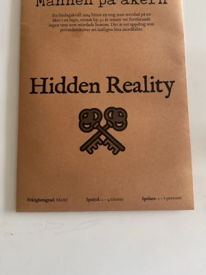 Hidden Reality mordgåta i kuvert - Mordgåtan 'Hidden Reality' från Kamaji Experiences kommer i ett brunt papperskuvert med tryckta svarta nycklar på framsidan. Perfekt för 2-8 personer och tar ca 4 timmar att spela. Text på svenska och designad för vuxna.