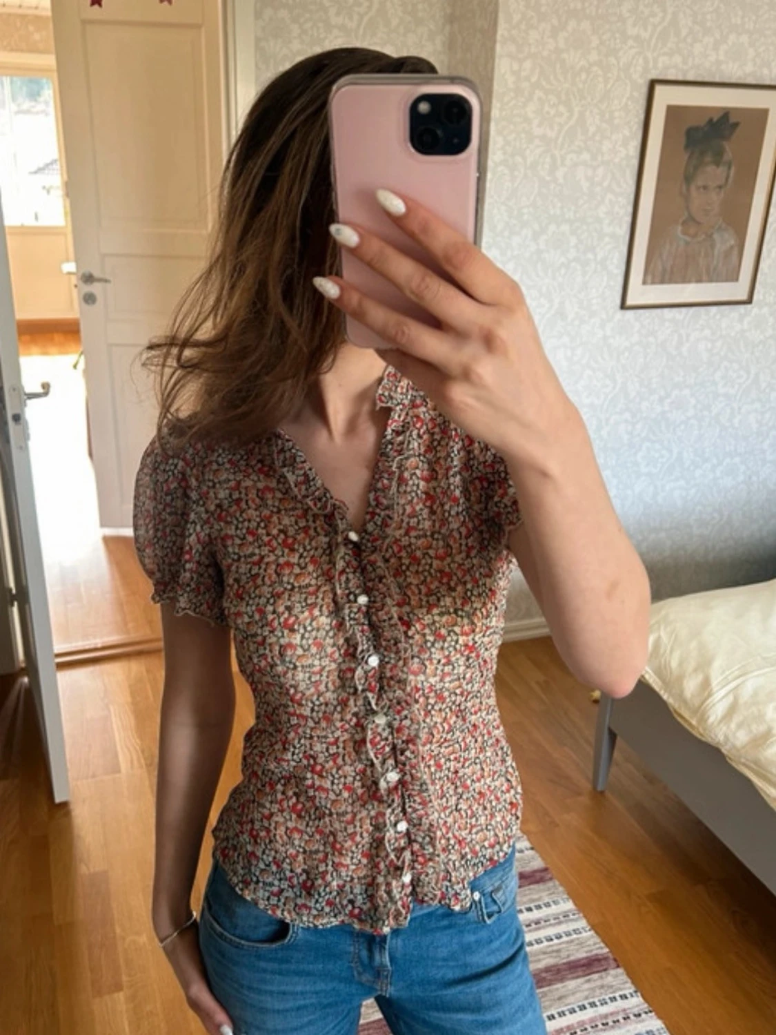 Blommig kortärmad blus med volang - 4