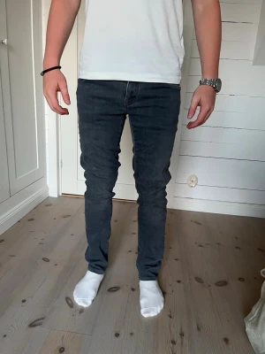 Jacob Cohën Jeans - Säljer nu dessa snygga Jacob Cohën jeans!  Den är i färgen grå⬜️  Storleken är 29, men sitter som 30. Passformen 696, och sitter som slim/ skinny, beroende på hur smal man är.  Skicket är 8/10, inte helt ny, bra skick, men tyvärr är patchen av, därav det låga priset!  Nypriset är 4999kr❌ Mitt pris är 599 kr✅  Om du har några frågor eller funderingar är det bara att fråga, och priset är inte hugget i sten!🤝🤗