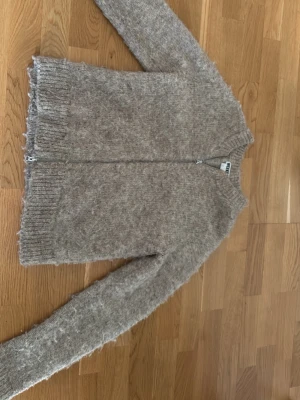 Stickad tröja med dragkedja❤️ - Jätte fin stickad tröja med dragkedja från Weekday ! Den är nopprig men annars i bra skick.❤️Den är grå/beige!