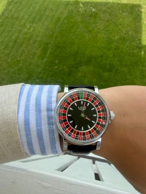 Roulette klocka - * Svart läderarmband * Quartz-urverk * Mycket fint skick * Fungerar som den ska * Stilren silverfärgad boett* Svart läderarmband  💬 Hör gärna av dig om du har frågor eller vill ha fler bilder!