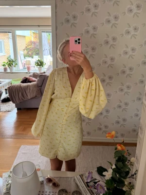 Gul Adoore klänning💛 - Säljer min gula Adoore klänning💛 använt endast en gång och köpt för en månad sen, som ny!!🥰