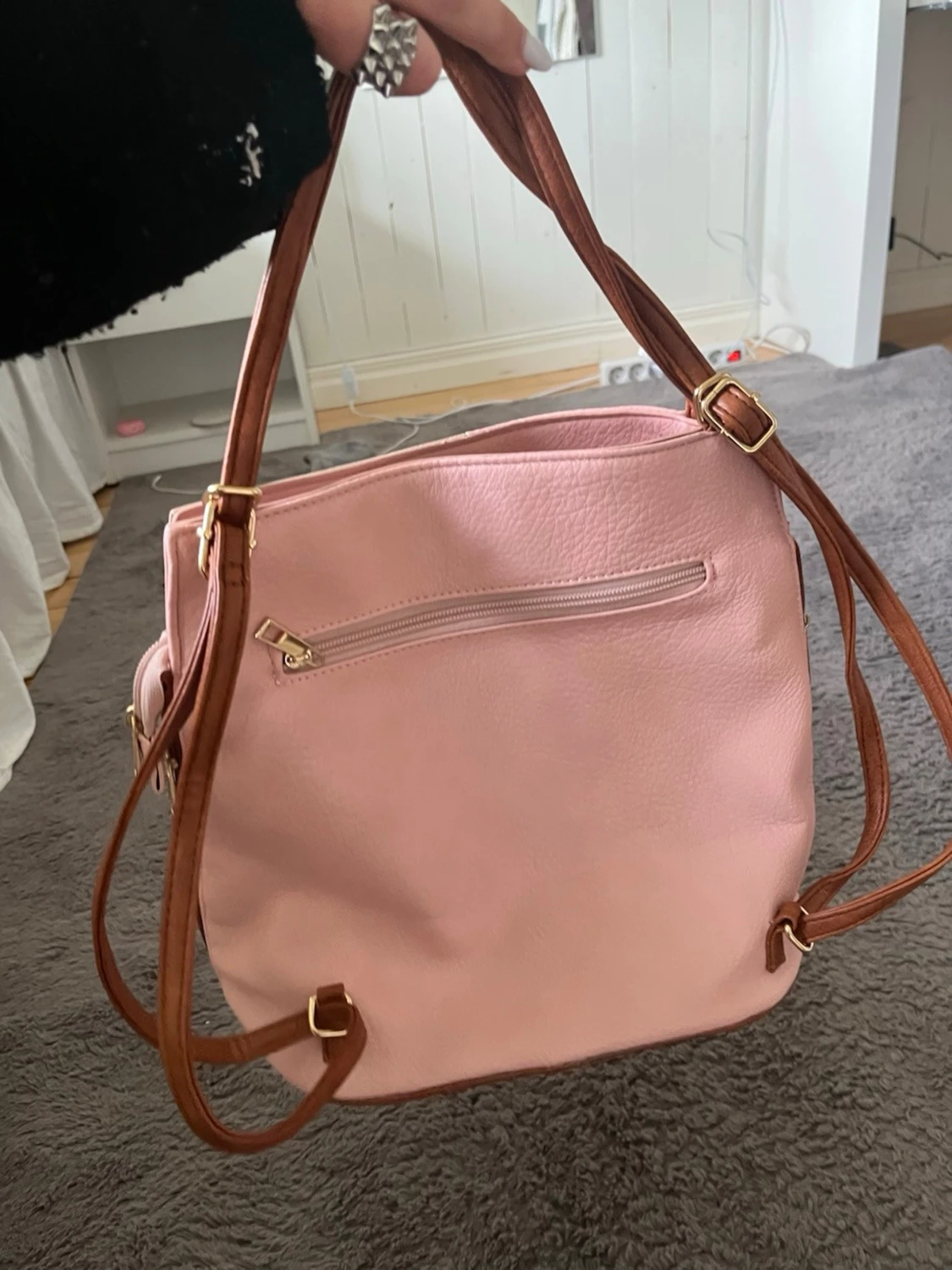 Tvåfärgad handväska i rosa och beige - 1