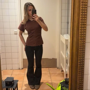 Vinröd kortärmad t-shirt - Figursydd supersnygg t-shirt från zara!