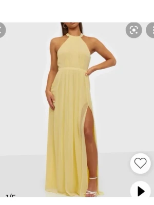 Ljusgul långklänning med slits - Säljer en ljusgul långklänning med halterneck och hög slits på ena sidan. Klänningen har ett flowy fall och markerad midja, perfekt för sommarens alla tillfällen. Materialet känns lätt och luftigt. Prislappar kvar nypris 900 kr För lång för mig som är 162 cm passar en som är 167 cm eller längre med en benninerlöngd längre än 75 cm 