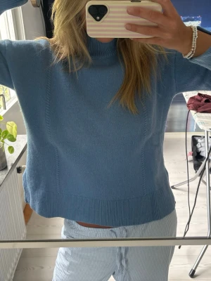 Ljusblå stickad polotröja gant - Mysig ljusblå stickad polotröja med lång ärm och ribbade muddar. Tröjan har en avslappnad passform och hög krage som håller dig varm. Perfekt att matcha med jeans eller mjukisbyxor för en chill look. Nypris 2100kr, den är mer åt s/xs håller än M!! 