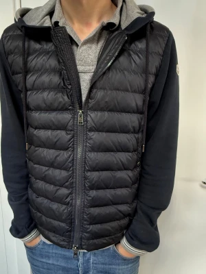 Moncler Cardigan M - As fet moncler cardigan i marinblå! 8/10 skick förutom lilla hålet på insidan som ses på bild 5. Syns inte eftersom det är på insidan, går att lappa ihop. Passar perfekt för dig som är 170-180 cm. Har kvitto från garmsmarket.se! Vid fler frågor kom dm!