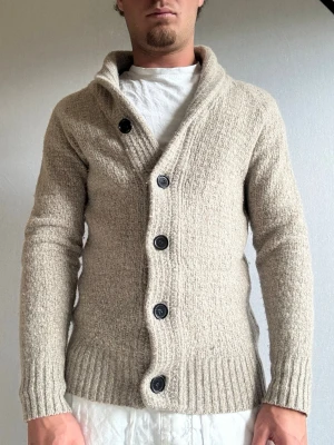 Zara cardigan - Välkommen till byTorén Detta är en cardigan från Zara i storlek M, sitter egentligen som storlek XS då den krympt. Tröjan är i fint skick och har behållt sin passform. Hör av dig vid frågor!