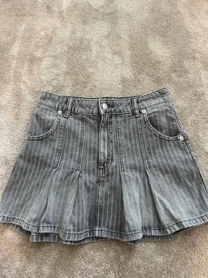 Jeanskjol - Jeanskjol från Zara med volanger. Storlek XS. Passar XS/S. Superfin, använd en gång. 150kr