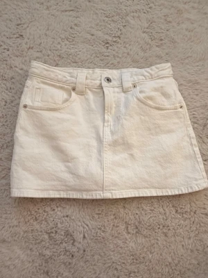Jeans kjol - Helt ny och oanvänd jeans kjol från stradivarius i storlek 34. Säljer då storleken inte passar mig, pris går såklart att diskutera💕