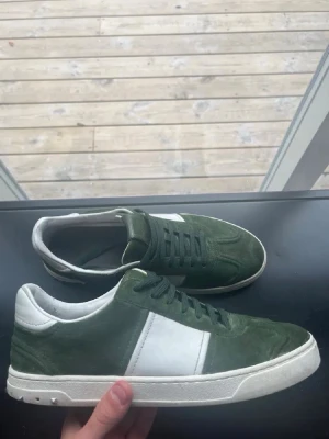 Valentino Flycrews - Valentino flycrews! Storlek 43. Inga tillbehör bara skorna. Sällsynt & eftertraktad färg. Pris 2799kr! 3 nitar av! Hör av vid frågor. Priset är diskuterbart🙌🏽✌🏽