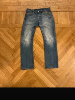 Vintage Levis 501 - Saljer ett par Levis jeans i modellen 501 i storlek 32/32. Har med tiden fått väldigt fina fades och whiskers