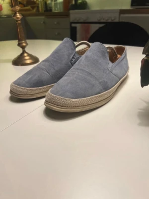 Loafers från M&S - Säljer ett par ljusblå loafers (espadriller) från Marcs & Spencer’s i storlek 43 använda ett fåtal gånger ute på stan