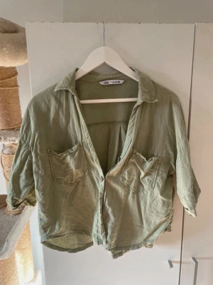 Grön blus Zara - Grön blus/skjorta med träknappar, så fin färg.          I nytt skick!🤍