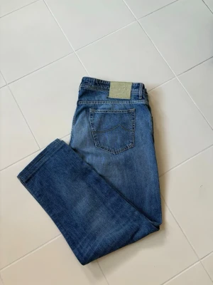Jättefina stentvättade jacob Cohen jeans w42 - Superfina ursnygga trendiga och eftertraktade Jacob Cohen jeans i w42 (53 cm breda och 103 cm total längd). Väldigt unik och snygg badge. Otroliga jeans i utmärkt skick och grym passform. Perfekta för alla tillfällen och tveka inte vid minsta fråga eller fundering!