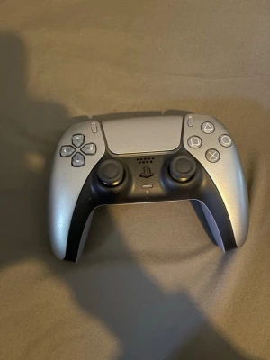 PlayStation 5 DualSense handkontroll silver sterling - Snygg DualSense  handkontroll till PlayStation 5 med färgen silver sterling i nytt skick. Använd ett fåtal gånger. 