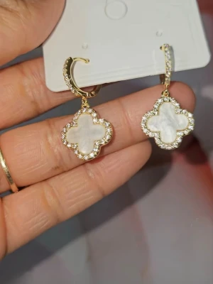 Guld klöver pearl hoops örhängen  - Jättefina timeless örhängen i färgen ”White mother of pearl” dem är helt nya skickas med en liten present påse 🎁✨ Material Sterling silver 925. Erbjuder snabb leverans postar inom 24 timmar