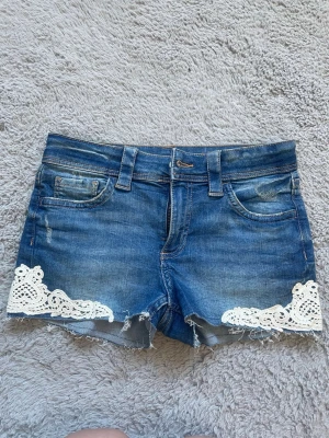 jeans shorts - säljer dessa fina jeans shorts ifrån hm i storlek 152❣️❣️aldrig använda