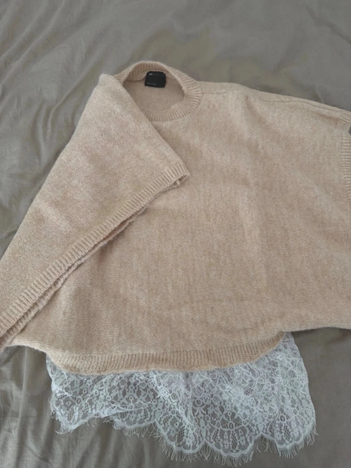 Beige poncho med spetsdetalj ASOS  - 2