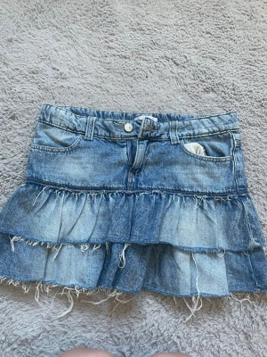 jeans kjol - säljer denna trendiga fina kjolen ifrån gina!! den är i storlek 152❣️den har nån liten fläck på framsidan som ni ser på sista bilden men inget som syns mycket alls ❣️❣️❣️